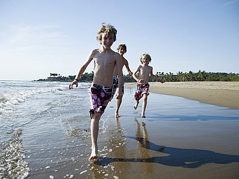 三个男孩,玩,海滩