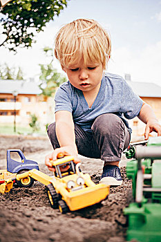 男孩,蹲,泥,俯视,玩,玩具卡车