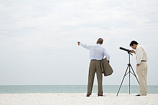 两个,商务人士,站立,海滩,一个,看穿,望远镜,指向