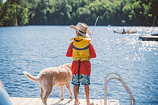 后视图,狗,男孩,牛仔帽,钓鱼,湖,码头