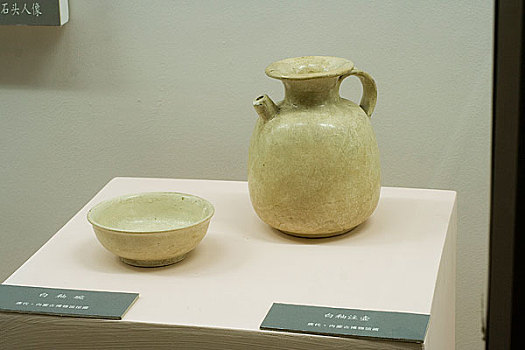 内蒙古博物馆陈列唐代白釉碗,注壶