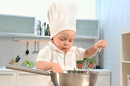 幼儿,穿,厨师帽,厨房,拿着,搅拌器