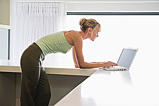 女人,靠着,台案,工作,笔记本电脑
