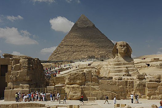 埃及开罗哈夫拉金字塔前的狮身人面像