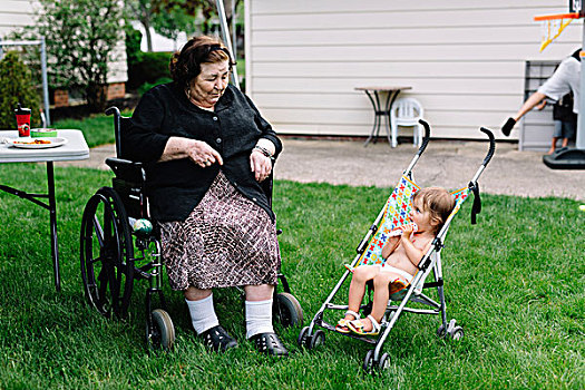 微笑,老年,女人,坐,轮椅,花园,旁侧,敞胸,女孩,婴儿车
