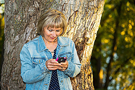 成年,女人,手机,公园,埃德蒙顿,艾伯塔省,加拿大