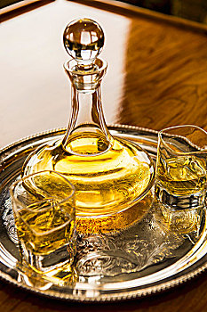 威士忌,玻璃瓶,玻璃杯,托盘