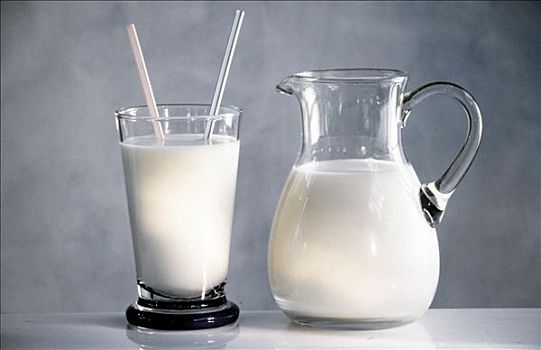 牛奶杯,两个,吸管,水罐,牛奶