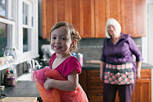 女孩,祖母,站立,厨房