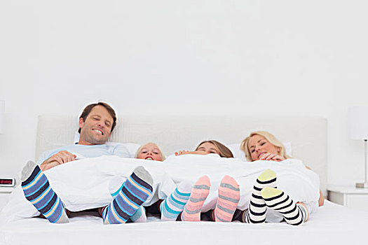 家庭,穿,条纹,袜子,在家,床上