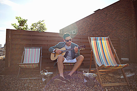中年,男人,弹吉他,折叠躺椅,屋顶,聚会