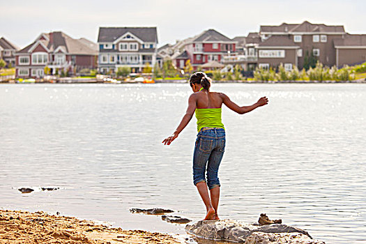 女青年,走,岩石上,岸边,住宅,湖,艾伯塔省,加拿大