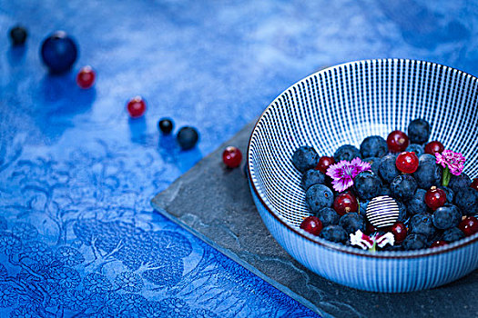 碗,蓝莓,红醋栗