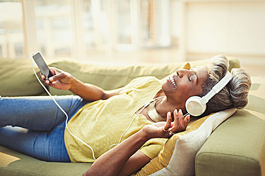 舒适,成年,女人,听歌,耳机,mp3播放器,客厅,沙发