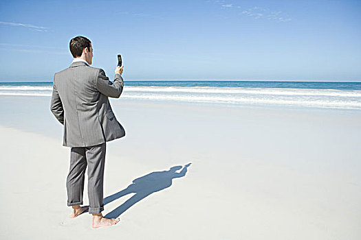 赤足,商务人士,站立,海滩,拿着,向上,手机