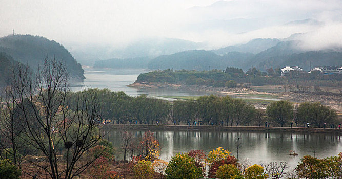 罗田天堂湖水上红叶