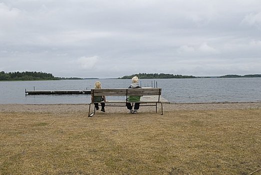 孩子,坐,公园长椅,旁侧,湖