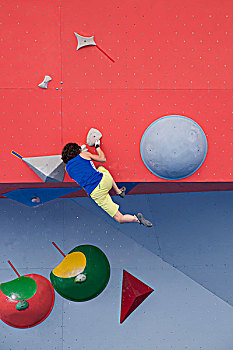 2013世界杯,中国,重庆,攀岩赛在重庆市大渡口区拉开帷幕,来自俄罗斯,法国,德国,韩国等63个国家和地区的运动员正在进行女子攀岩赛比赛