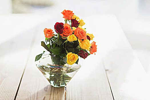 特写,多彩,玫瑰,花瓶,桌上