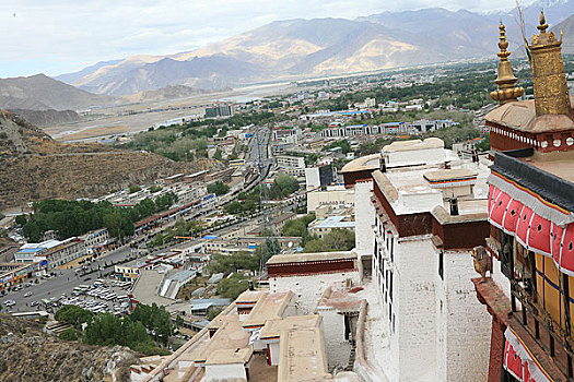 西藏布达拉宫从金顶俯瞰拉萨河及市区