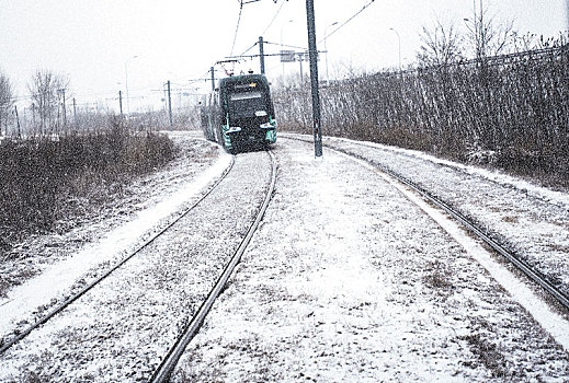 雪中轻轨