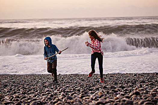 两个女孩,玩,海洋