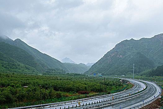 山间公路穿行于云雾之中