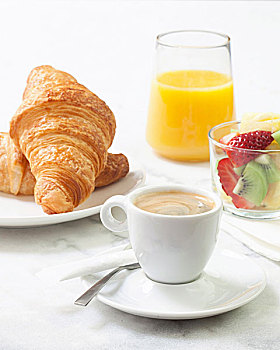 早餐,牛角面包,浓咖啡,橙汁,水果沙拉