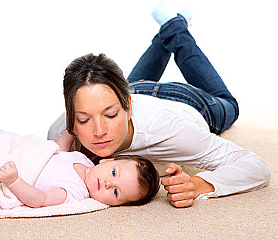 婴儿,母亲,躺着,米色,地毯,一起,白色背景