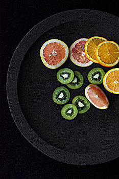 柚子,橙子,猕猴桃,切片,黑色,盘子