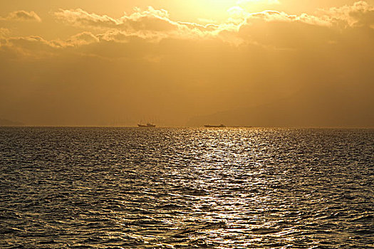 大海日出与渔船相映成景