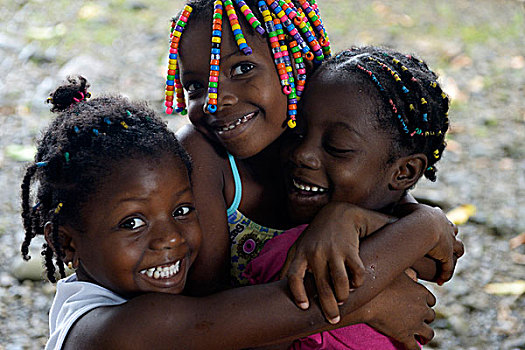 三个女孩,搂抱,相互,乡村,干盐湖,河,巧克力,哥伦比亚,南美