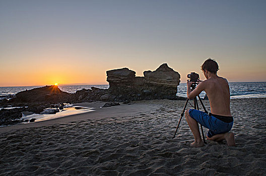 少男,照相,桌子,石头,海滩,拉古纳海滩,加利福尼亚,美国