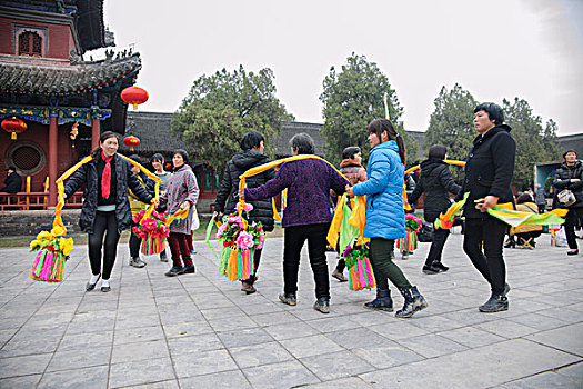 太昊陵庙会上跳祭祀舞的妇女们