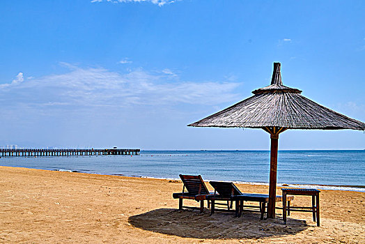 河北秦皇岛北戴河浅水湾景区海滩上的太阳伞