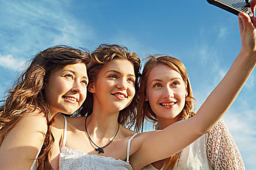 三个女人,年轻,微笑,智能手机