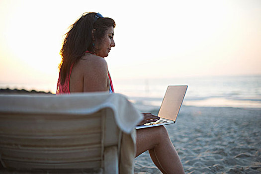 成年,女人,坐,海滩,沙滩椅,看,笔记本电脑,迪拜,阿联酋