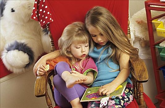 两个,小,金发,女孩,读,书本,木质,摇椅
