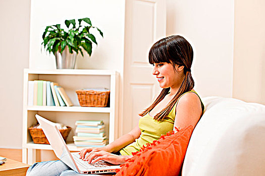 女青年,放松,家,高兴,笔记本电脑,坐,沙发