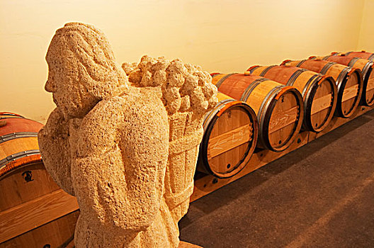 酒桶窖,陈酿,葡萄酒,橡木桶,一个,男人,葡萄,篮子,城堡,波尔多