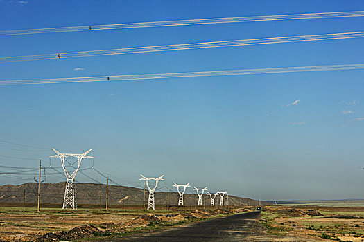 新疆输电线与铁塔