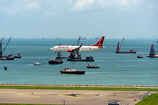 一架韩国的易斯达航空客机正降落在香港国际机场