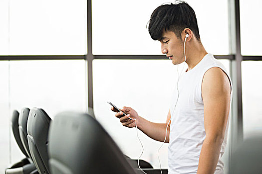 年轻,英俊,亚洲人,男人,智能手机,现代,健身房