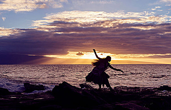 剪影,女人,草裙舞,跳舞,沿岸,石头,穿,传统服装,日落,毛伊岛,夏威夷,美国