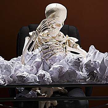 骨骼,坐,书桌,纸团