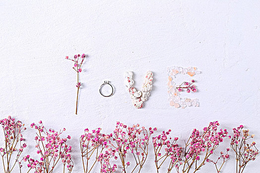 love标志和粉色干花