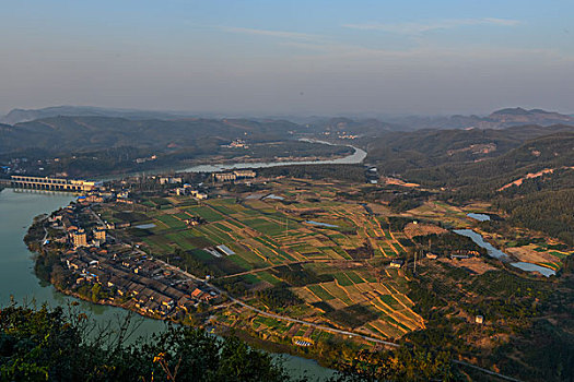 山,丹霞,河流,蓝天,黄昏,大气,田野,水电站,村庄,驴友,旅行,地质公园,丹霞地貌,绿色,灌木,树,草,水潭,素材,平面设计