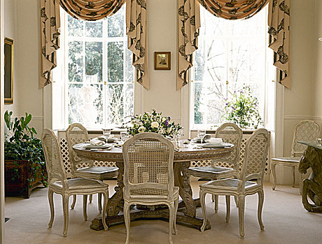 传统,餐厅,圆,桌子,涂绘,时期,椅子,帘