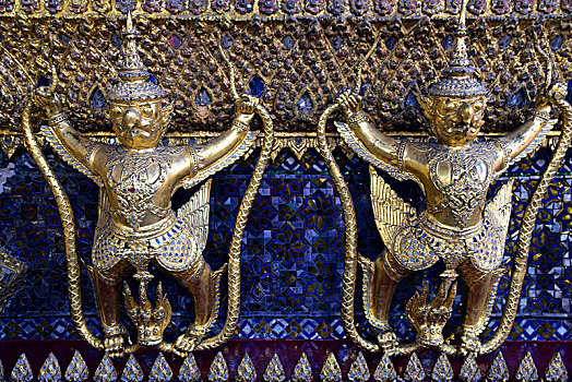 泰国寺庙墙上装饰神像