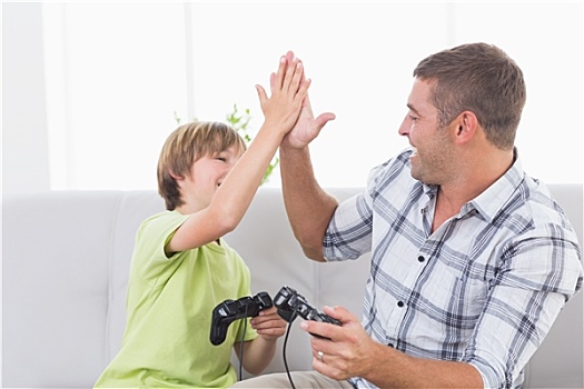 父子,给,击掌,玩,电子游戏